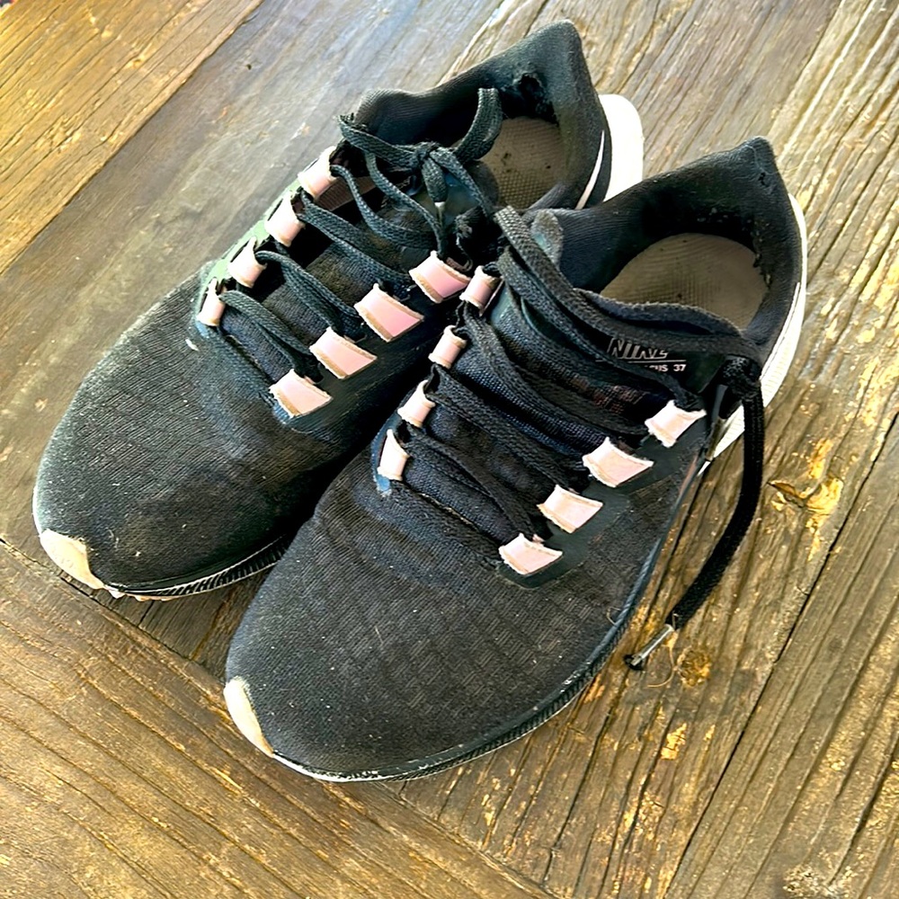 👟 Women’s Nike Sneakers - Used